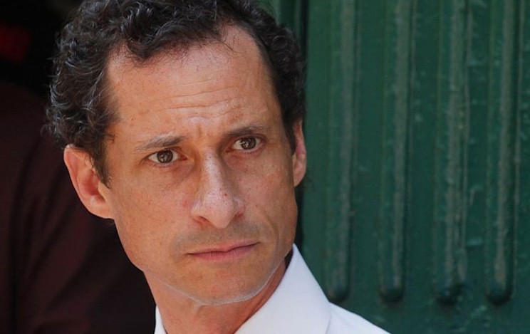 Anthony Weiner se muestra nervioso al ser confrontado sobre el 'Cuerpo de Clinton'