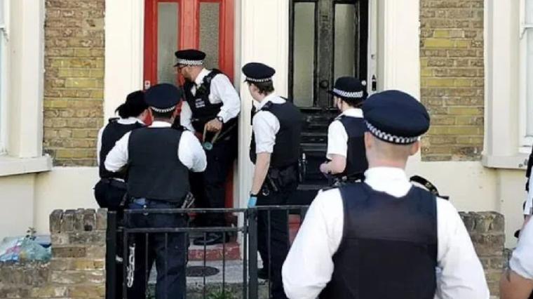Reino Unido ordena a la policía arrestar a los ciudadanos que difundan informaciones no verificadas