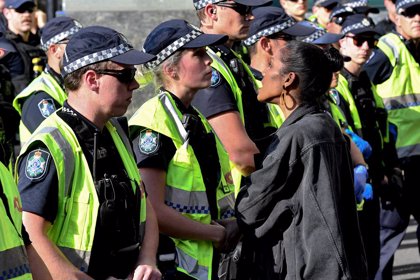 Australia exige a los ciudadanos que denuncien a los vecinos que hablan de 'teorías de conspiración'