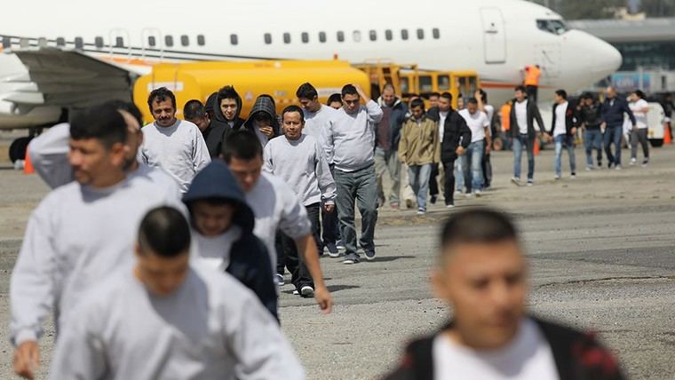 La mayoría de los estadounidenses apoya la deportación de inmigrantes ilegales, según una encuesta