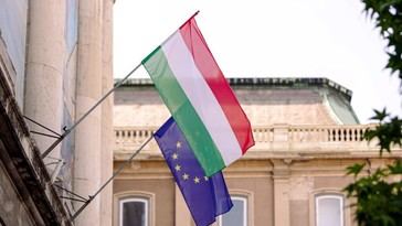 Polonia propone reevaluar la membresía de Hungría en la UE