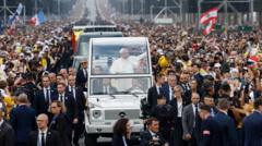 El Papa celebra una misa masiva en París y elogia la energía de los jóvenes