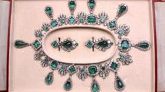 Joyas 'invaluables' robadas en asalto al Museo del Louvre en París
