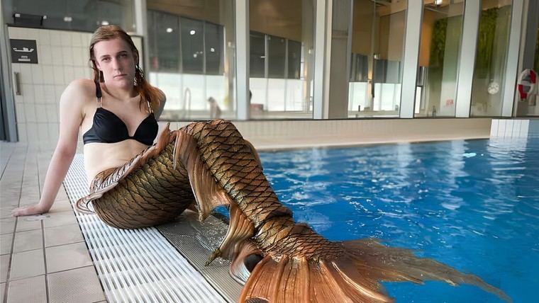 Prohiben a mujer trans usar vestuario femenino en piscina sueca