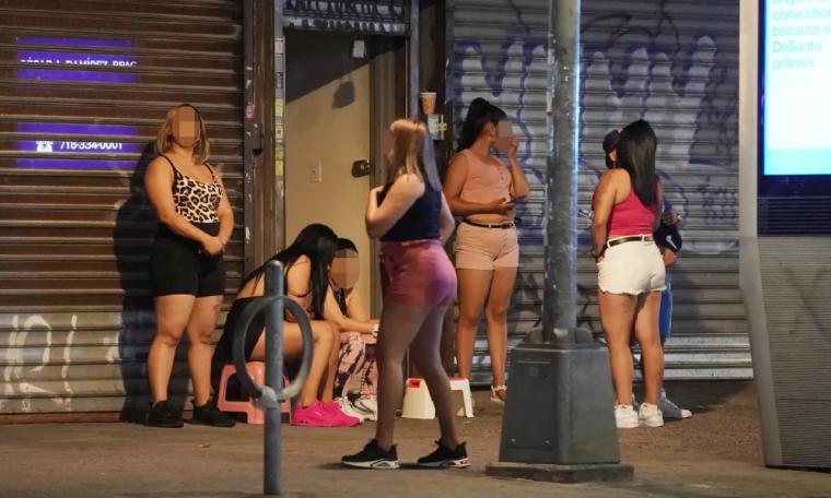 A una ex trabajadora sexual la obligaron a acostarse con 20 hombres en un burdel de Queens