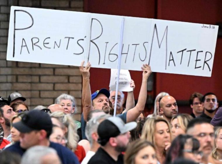 Contra la política de las escuelas que notifican a los padres que su hijo quiere cambiar su género.