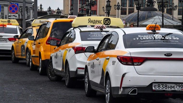 Putin aprueba ley para impulsar taxis fabricados en Rusia