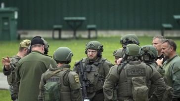 Asesinato de legisladora en Minnesota: un sospechoso sigue prófugo