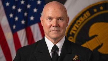 Almirante Bradley de EE.UU. en el centro de la polémica por ataque a sobrevivientes en el Caribe