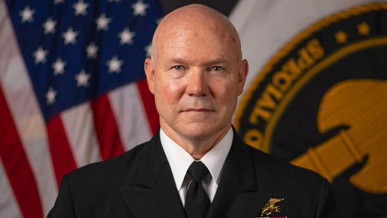 Almirante Bradley de EE.UU. en el centro de la polémica por ataque a sobrevivientes en el Caribe