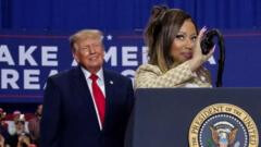 Nicki Minaj sube al escenario con Trump en un mitin en Michigan