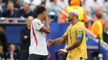 Polémica por expulsión en el Mundial tras taparse la boca