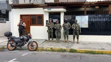 Militares ecuatorianos se despliegan frente a la Embajada de Cuba en Quito