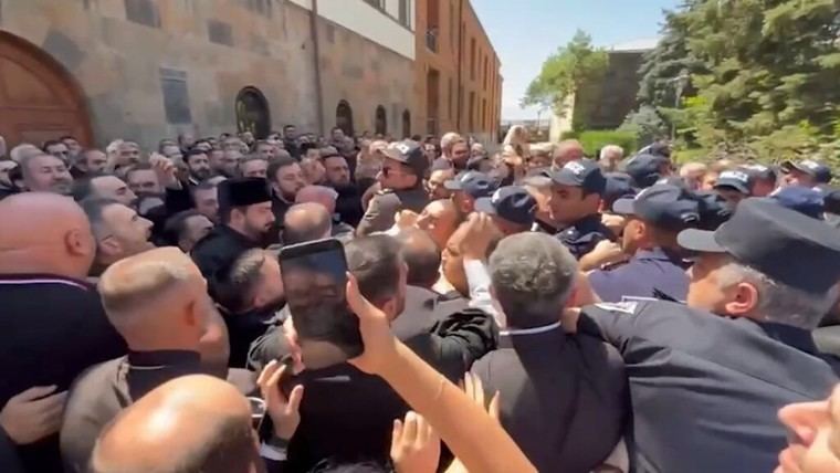 Fuerzas especiales asaltan sede de la Iglesia apostólica en Armenia durante protestas de feligreses