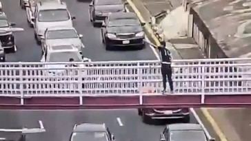 Policías salvan a un joven de saltar de un puente en CDMX