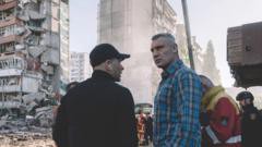 Rescatistas recuperan cuerpos de edificios en ruinas en Kyiv tras ataques rusos