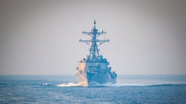 Destructores de EE.UU. se retiran del estrecho de Ormuz tras advertencia iraní