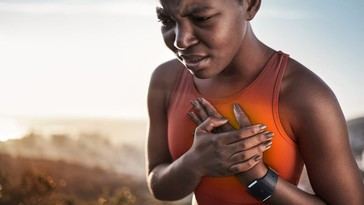 Descubren que horarios de sueño irregulares aumentan el riesgo cardiovascular en mediana edad