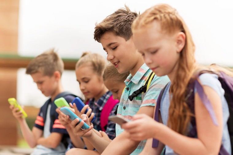 RFK Jr. Propone Prohibir Celulares en Escuelas por Salud Infantil