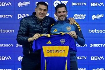 Riquelme destituye a Gago tras la derrota en el Superclásico