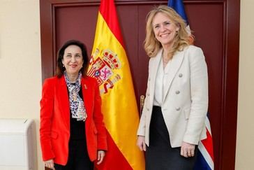 Robles se reúne con la ministra de Defensa de Islandia en Madrid