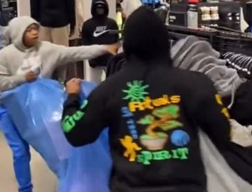 Adolescente de Los Ángeles 'flash mob' se lleva 12.000 dólares de la tienda Nike