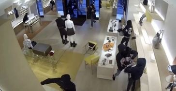 Grupos de enmascarados roban descaradamente a boutiques de lujo en Los Ángeles