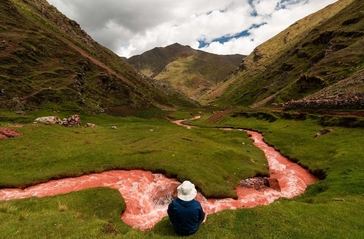 Un río de Cusco, Perú, vuelve a teñirse de rojo