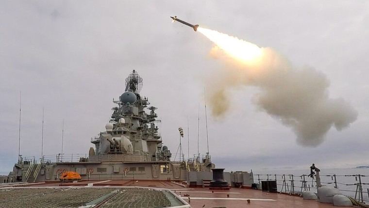 Rusia lanza misiles hipersónicos contra instalaciones militares en Ucrania