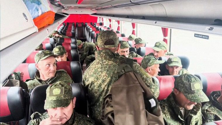 Intercambio de prisioneros entre Rusia y Ucrania: 303 por 303