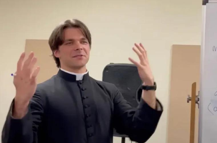 El sacerdote expulsado de Alabama huyó a Italia con una joven de 18 años