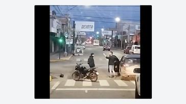 Hombre discute con motociclista y su auto causa un accidente inesperado