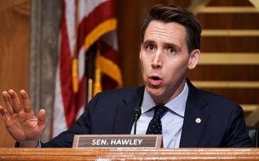 El senador republicano Josh Hawley acusa a Biden de liberar a miles de niños en manos de pedófilos