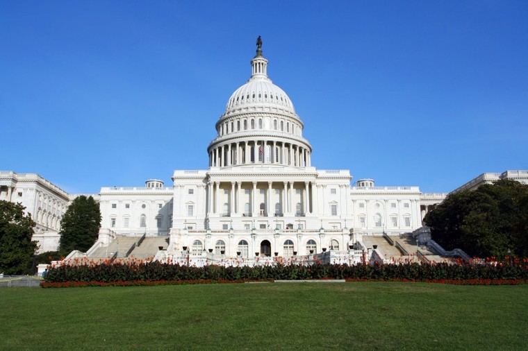 Senado aprueba un bill de defensa de $924.7 mil millones en medio de preocupaciones sobre expansión militar y vigilancia
