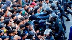 Policía traslada migrantes de las playas de Ceuta en medio de disparos