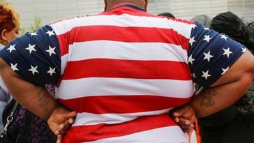 Tucker Carlson critica la obesidad en EE.UU. como un signo de pobreza y desánimo