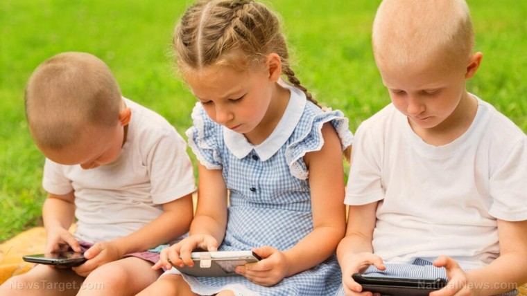 Iniciativa en St Albans prohíbe smartphones para niños menores de 14 años