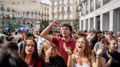 España prohíbe desalojos tras protestas por la expulsión de una anciana de su hogar