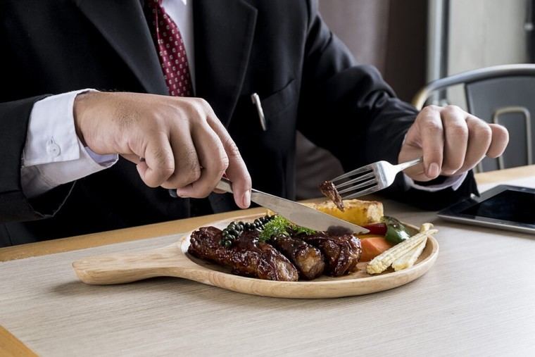 Hombres generan más emisiones de gases contaminantes que mujeres por su consumo de carne roja
