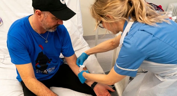 Estudio revela que las vacunas de ARNm podrían provocar cambios genéticos que causan cáncer y VAIDS