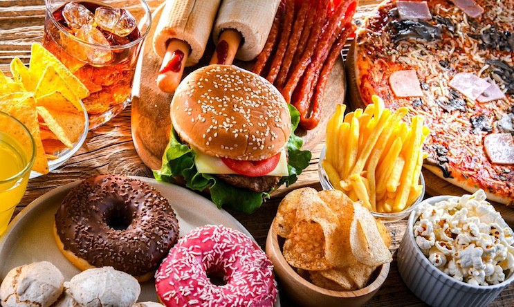 Alimentos ultraprocesados aumentan el riesgo de muerte prematura, según estudio