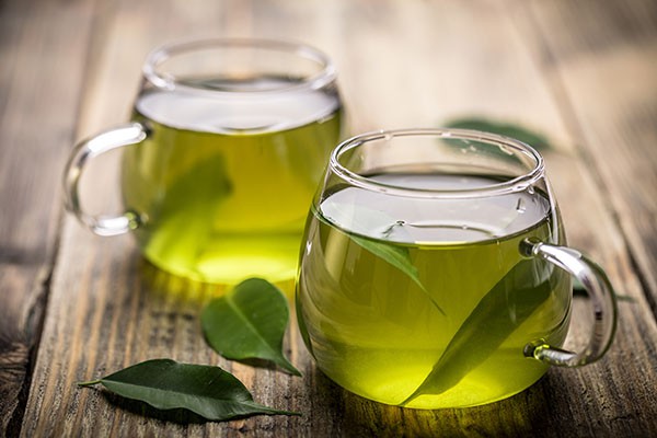 Polifenoles del té reviven baterías de litio: ¿pueden también energizar células humanas?