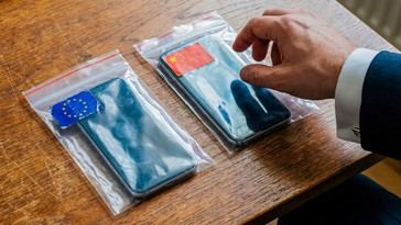 Eurodiputados llevarán teléfonos desechables en su viaje a China por preocupaciones de ciberseguridad