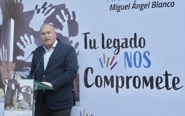 Tellado defiende a Miguel Ángel Blanco y critica a Sánchez por su cercanía con Otegi