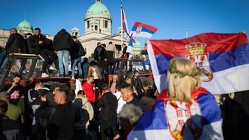 Masivas manifestaciones a favor del gobierno en Serbia