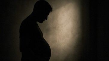 Diputada alemana sugiere que hombres podrían embarazarse teóricamente
