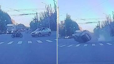 Motociclista sufre grave accidente al chocar con auto en Rusia