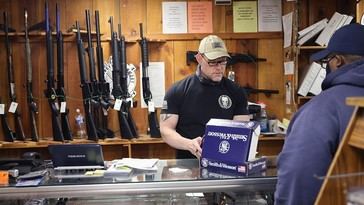 Texas refuerza derechos de armas con nuevas leyes bajo la firma de Abbott