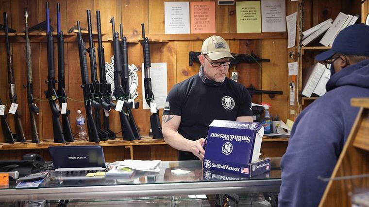 Texas refuerza derechos de armas con nuevas leyes bajo la firma de Abbott
