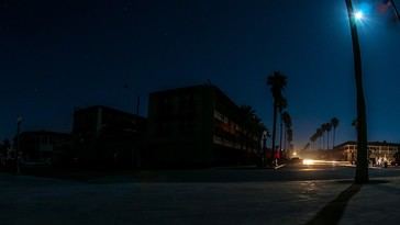 Nueva York propone ley para apagar luces exteriores, pero enfrenta oposición y dudas sobre su viabilidad